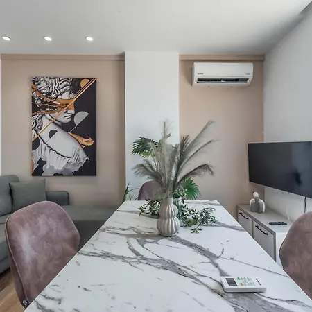 Апартаменты Head In The Clouds Brand New Penthouse Дуррес