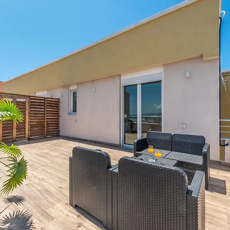 Апартаменты Head In The Clouds Brand New Penthouse *